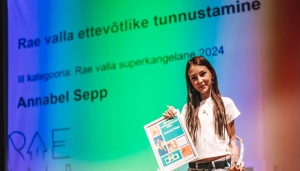 Tüdruk seisab diplom käes