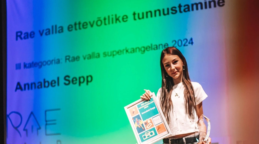 Tüdruk seisab diplom käes